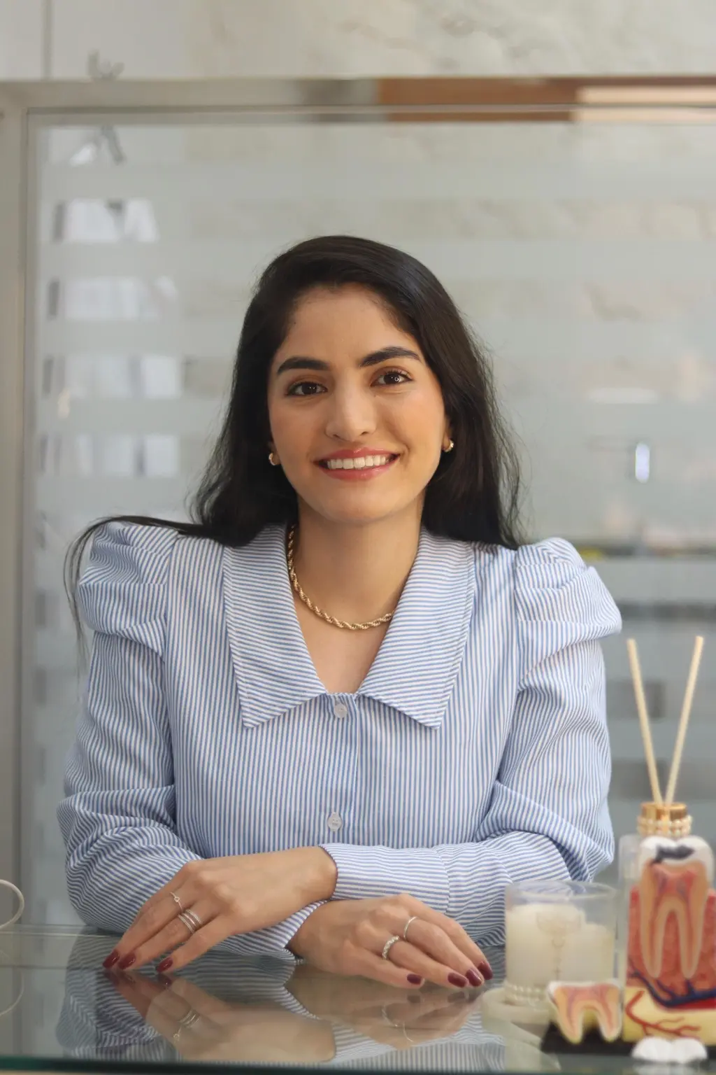 Dra. Luana Trindade sorrindo no consultório
